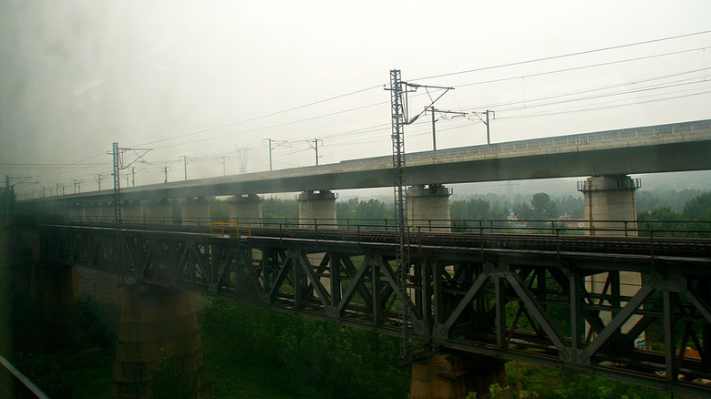 Beijing–Shanghai High-Speed Railway (on the top) which is parallel to Beijing–Shanghai Railway (on the bottom)