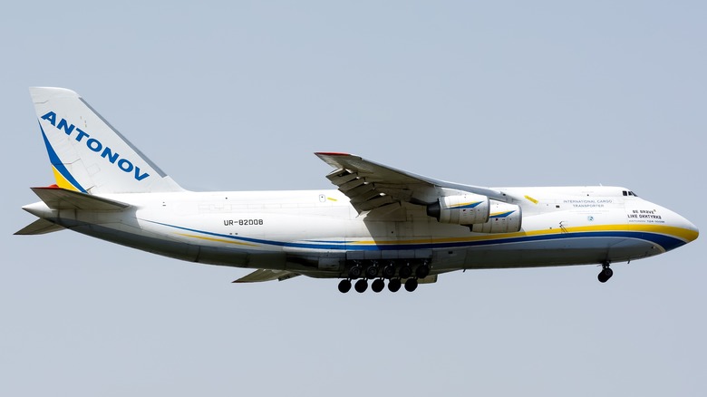 Antonov An-124-100 Ruslan on approach