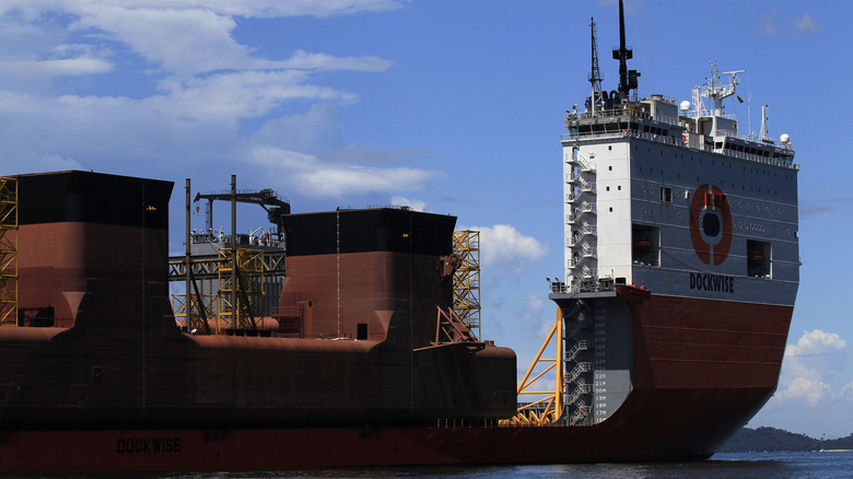 Dockwise Vanguard carries hull