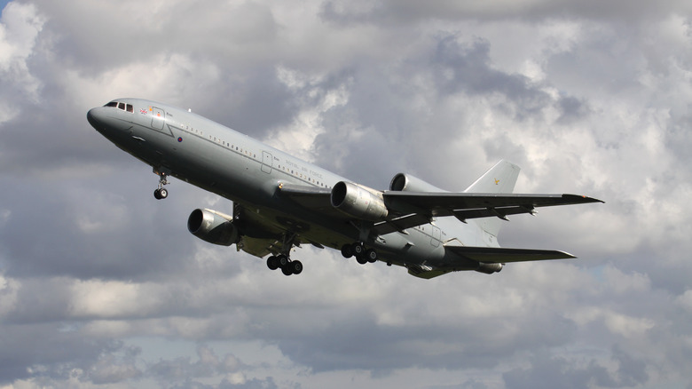 lockheed l-1011 tristar trijet takeoff flying