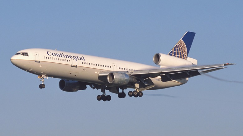 mcdonnel douglas dc-10 trijet continental airlines flying