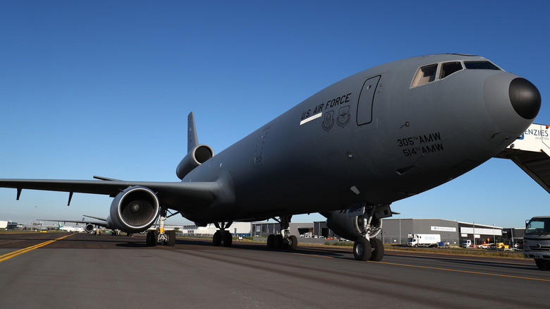 mcdonnell douglas kc-10 extender trijet runway air force