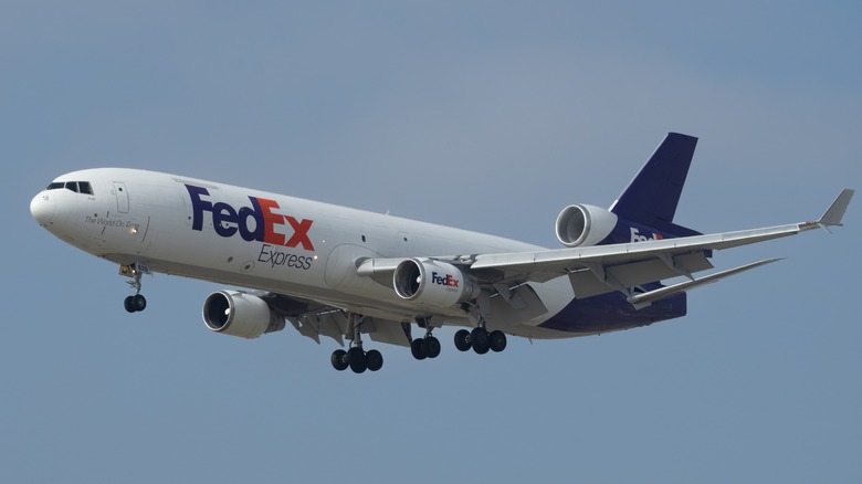 mcdonnell douglas md-11 trijet fedex landing