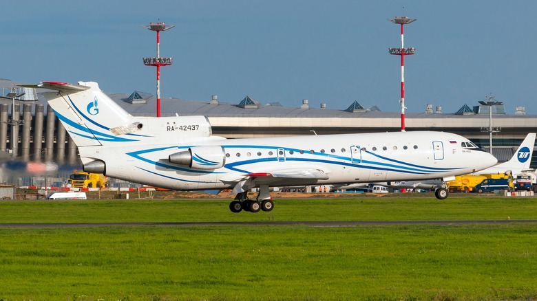 yakovlev yak-42 trijet runway