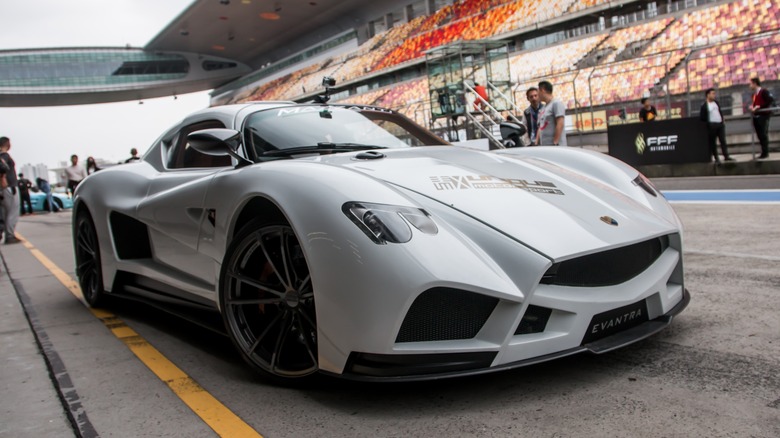 Mazzanti Evantra in pit lane