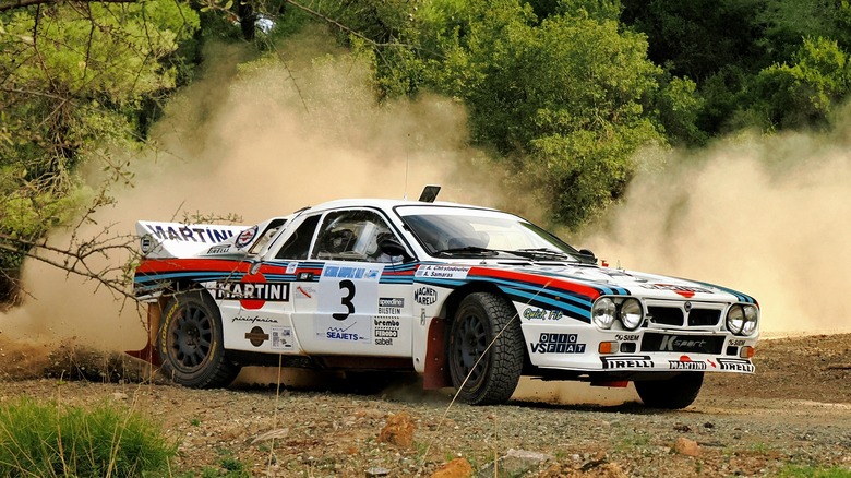 A Lancia 037 with the Martini Racing livery on a rally stage in Greece, front 3/4 view