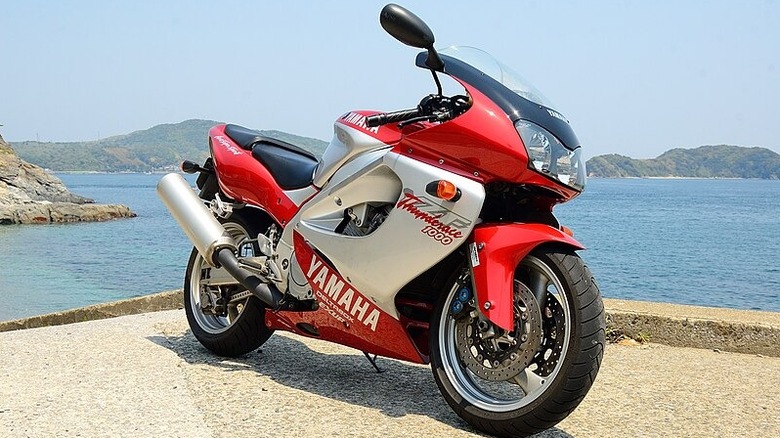 Red yamaha YZF 1000R Thunderace