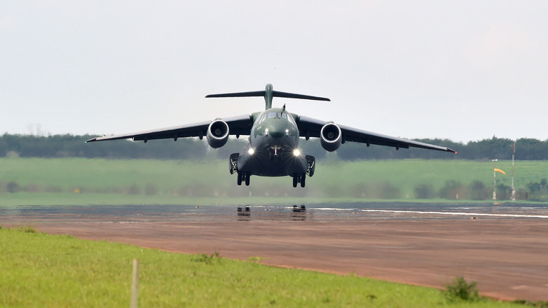 Aircraft lands at Embraer Unidade Gavião Peixoto Airport