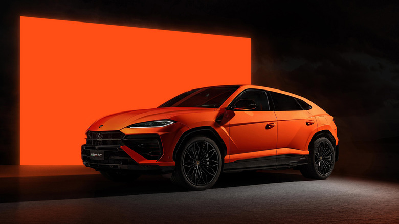 The Lamborghini Urus SE in orange, front 3/4 view