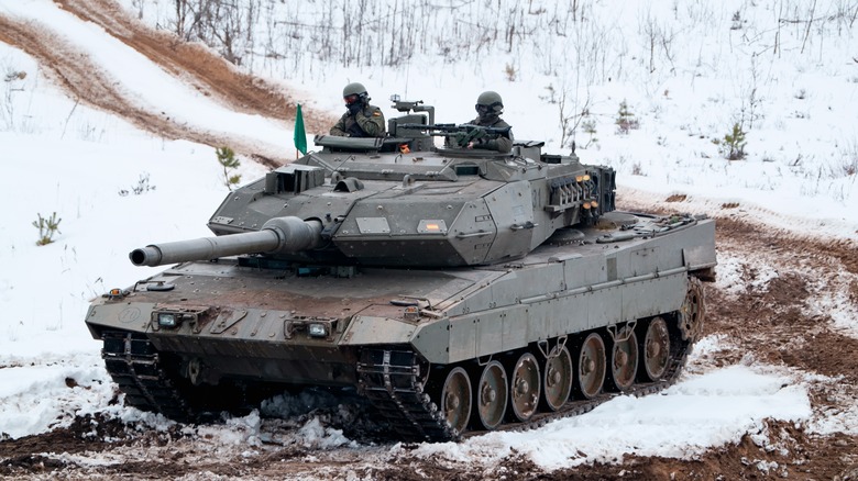 Leopard 2 tank in the snow