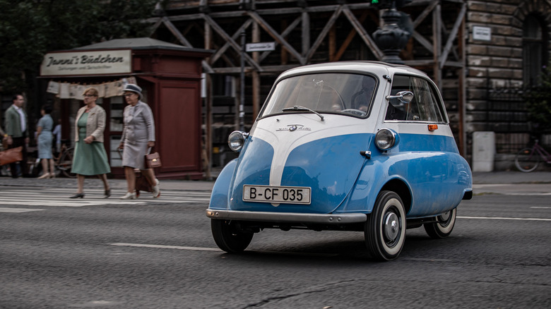 BMW Isetta in the city