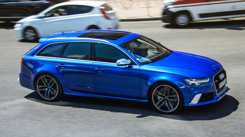 Audi RS6 Avant in traffic