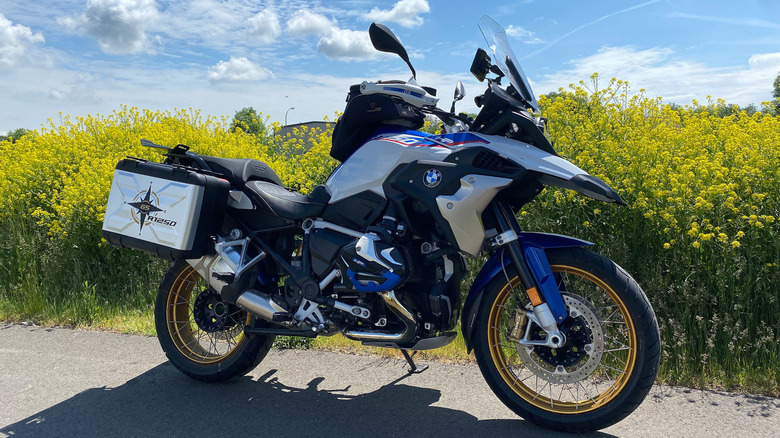 BMW1250 GS in flowers