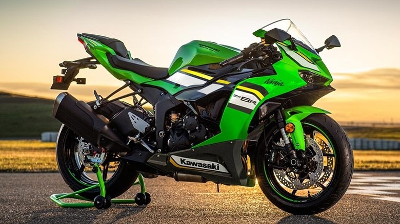 Green and black kawasaki Ninja ZX6R