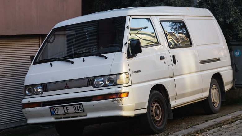 Mitsubishi L300 van with 4G64 engine