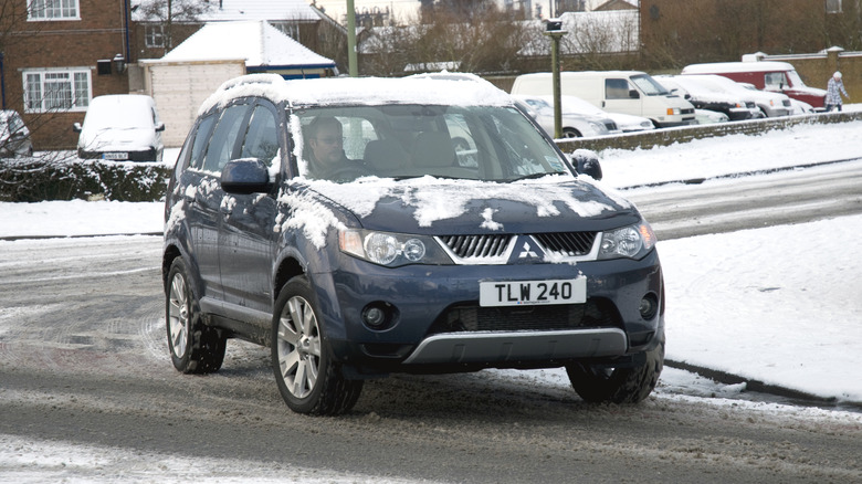 2007 Mitsubishi Outlander driving in snow