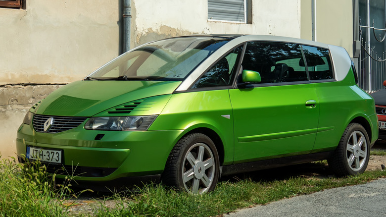 Renault Avantime parked at roadside