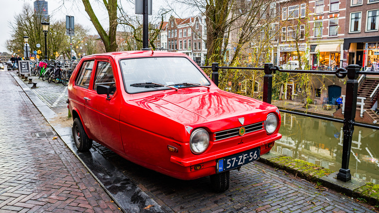 Red Relaint Robin three-wheel car