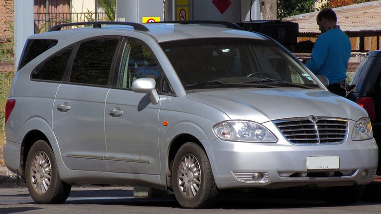 Silver SsangYong Rodius