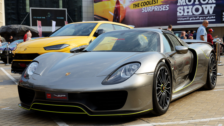 The Porsche 918 Spyder in gray with green accents, front 3/4 view