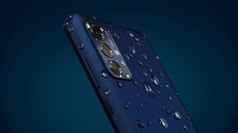 Moto G Play with water droplets