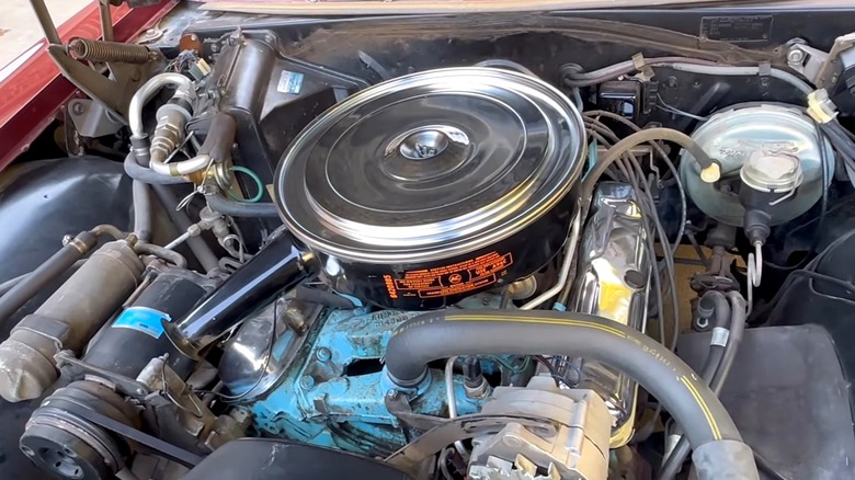 Pontiac 428 V8 in a Pontiac Bonneville engine bay