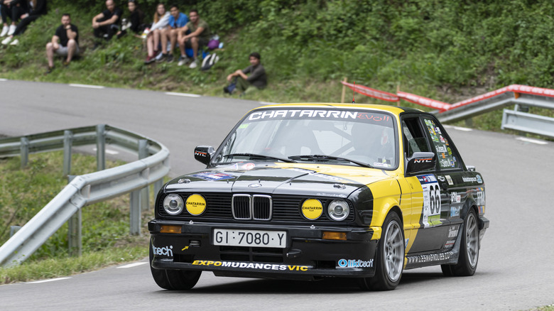 A BMW E30 competing in a rally