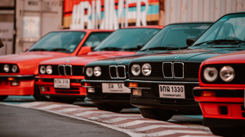 Several BMW E30s in a lot