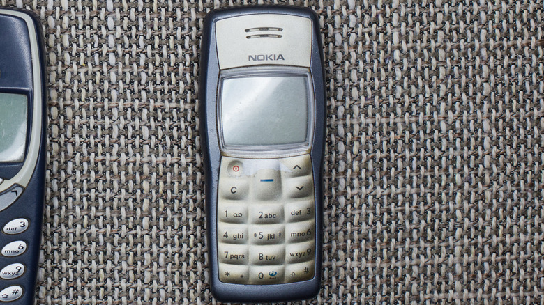 Nokia 1100 on display