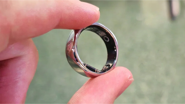 A RingConn Gen 2 in silver with a black inner band