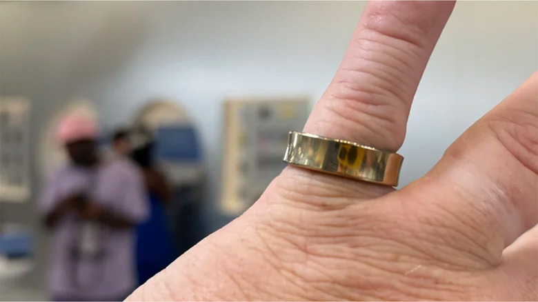 A person wearing a Galaxy Ring on their pinkie