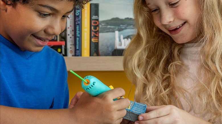 Two kids using 3Doodler Start+