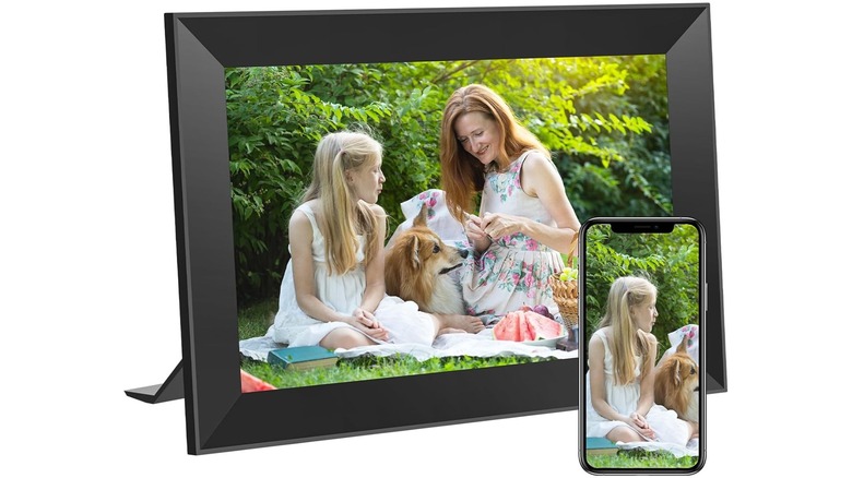 Landscape-oriented picture frame with woman, girl, and dog showing the same image on an adjacent smartphone