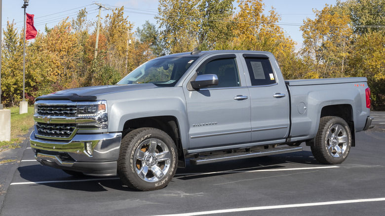 A third generation Chevrolet Silverado facelift in bluish gray, front 3/4 view