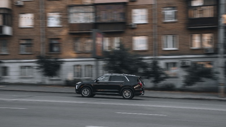 Hyundai Palisade moving on the street