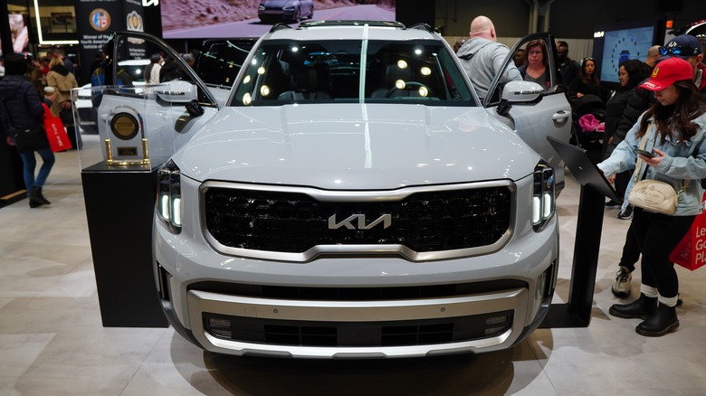 People looking at Kia Telluride