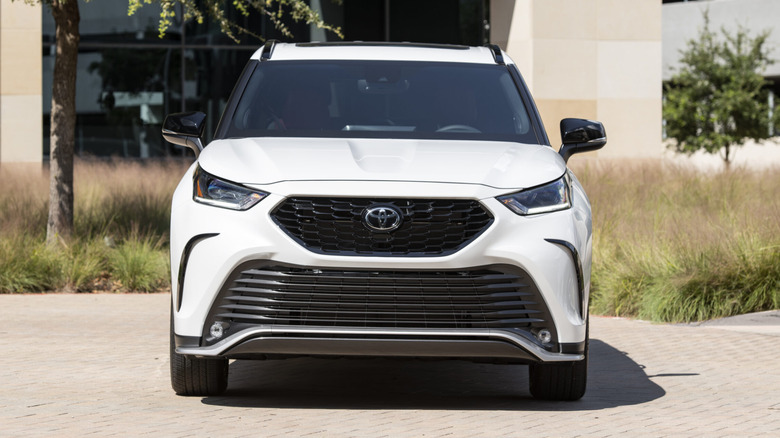 Toyota Highlander front view