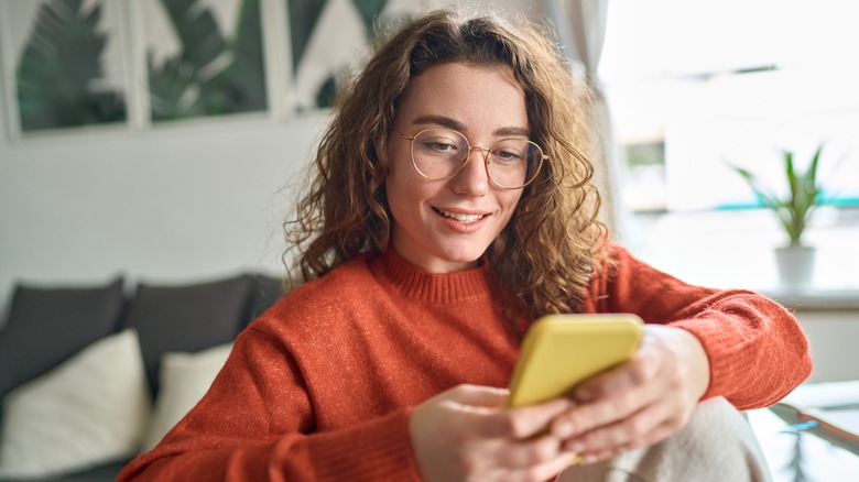 girl changing home screen icons