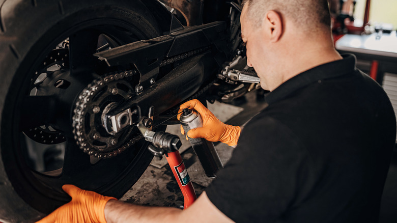 lubricating a chain