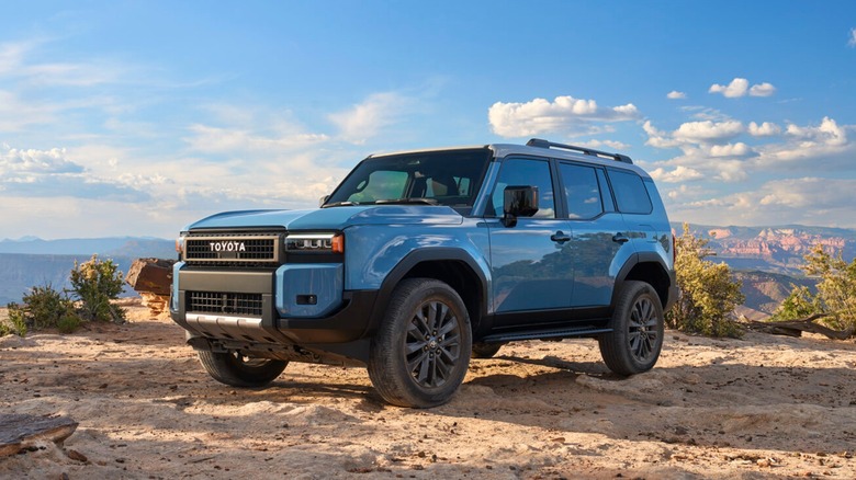 Toyota Land Cruiser parked on lip of canyon