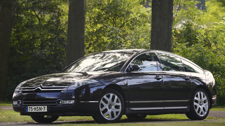 The Citroen C6 in black, front 3/4 view