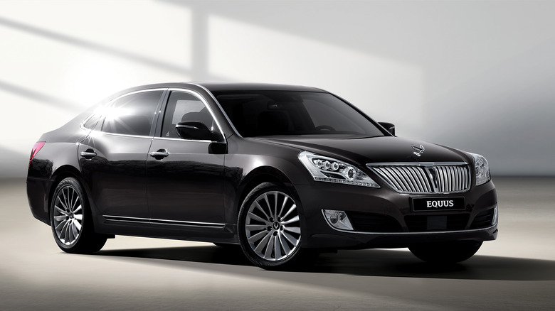 The Hyundai Equus in black, front 3/4 view