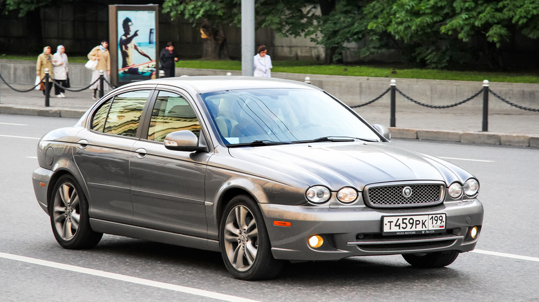 The Jaguar X-Type on the move, front 3/4 view