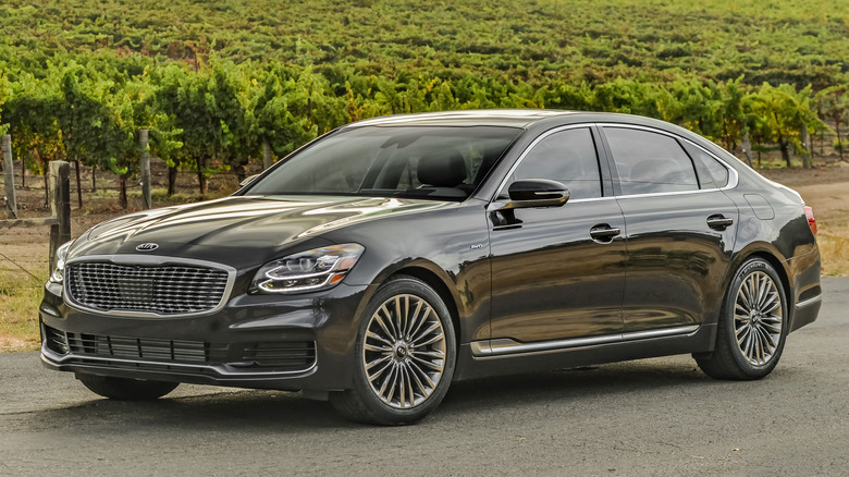 The Kia K900 in gray, front 3/4 view