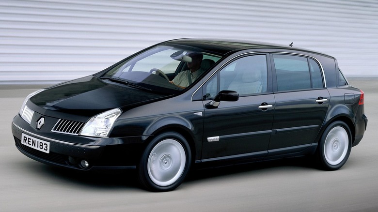 The Renault Vel Satis in black on the move, front 3/4 view