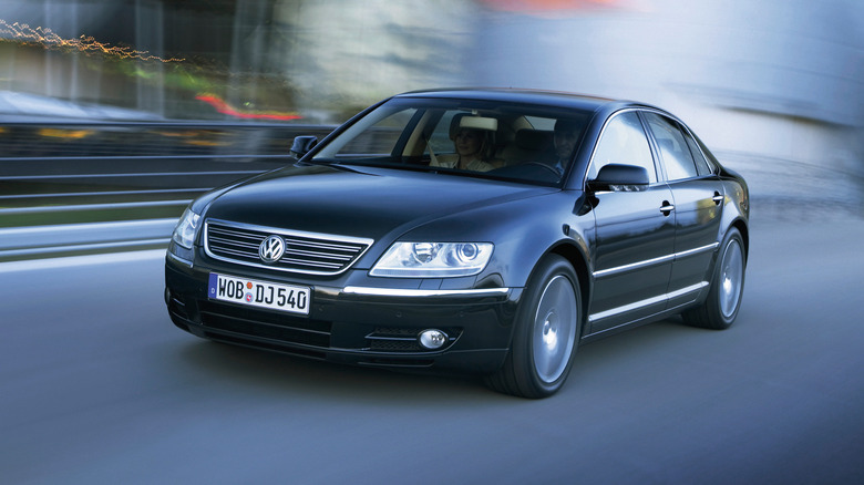 The Volkswagen Phaeton on the move, front 3/4 view