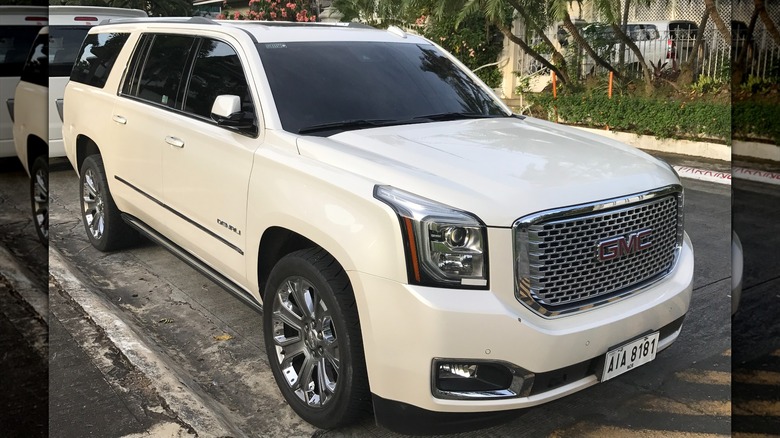 White 2015 GMC Yukon Denali XL parked