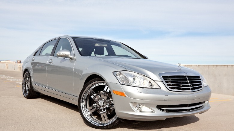 a parked silver Mercedes-Benz S550