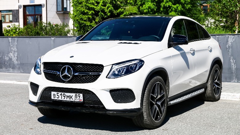 a white Mercedez-Benz GLE350 parked on a city street