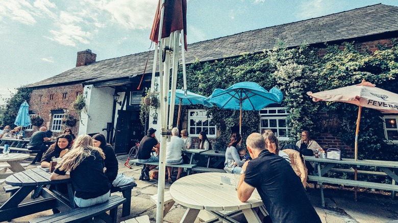 A British pub scene edited in Snapseed